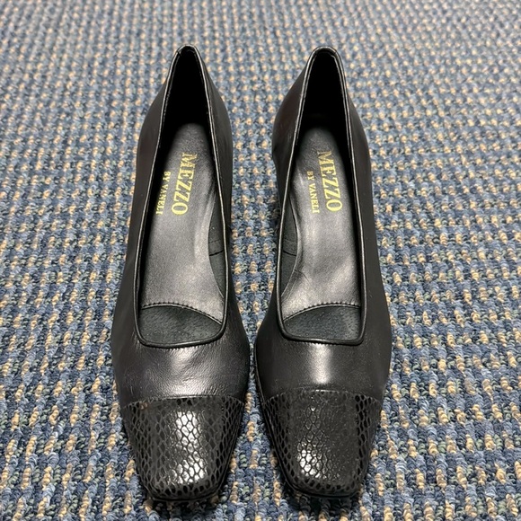 Mezzo by Vaneli leather cap toe pumps with kitten heels. Size 7.5 M. EUC - Picture 2 of 7